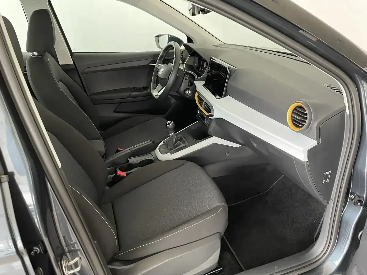 Usado Seat Arona Style 110 CV (80 kW) 2023 Gris SUV