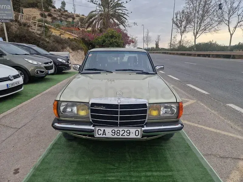 Usado Mercedes 200 140 CV (102 kW) 1984 Verde Familiar