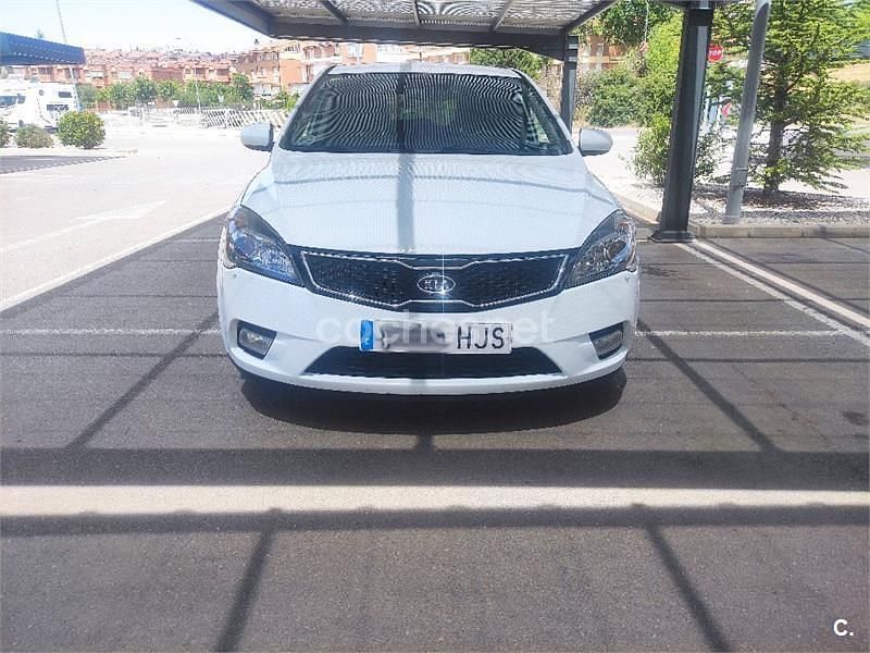 Blanco Usado 2012 Kia Ceed Plus Berlina | 4900 € (Caro) - Imagen 1/4
