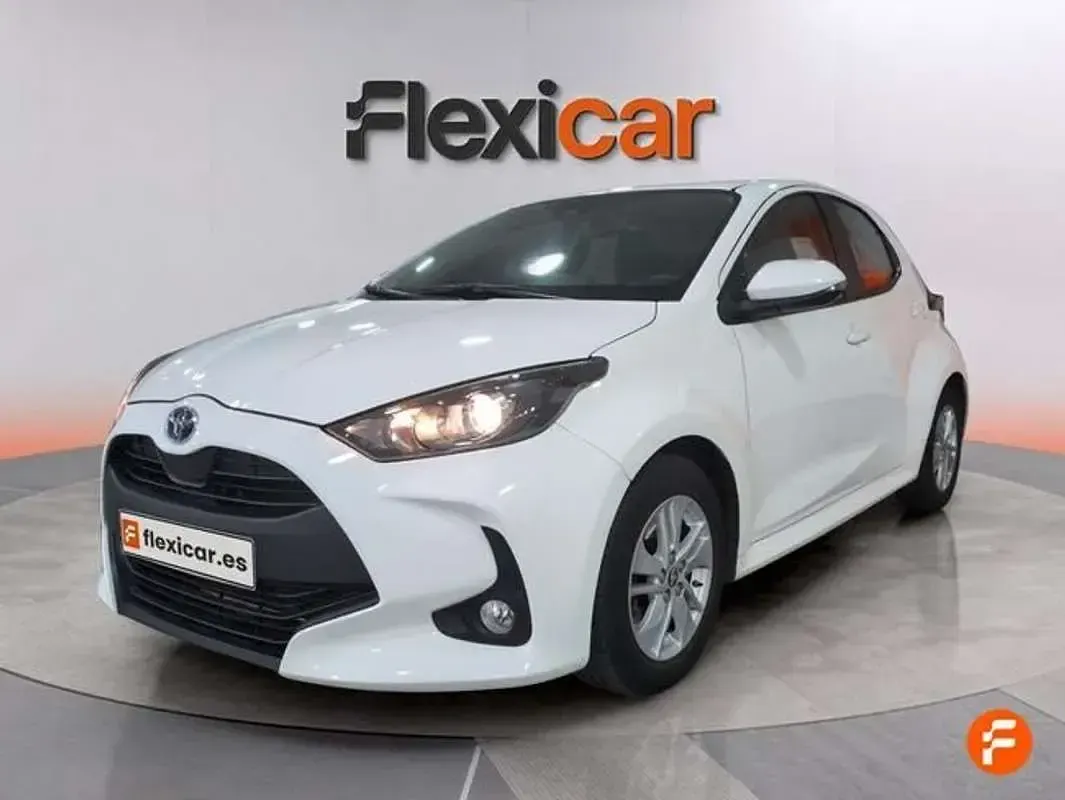 Usado Toyota Yaris Active 116 CV (85 kW) 2022 Blanco Utilitario