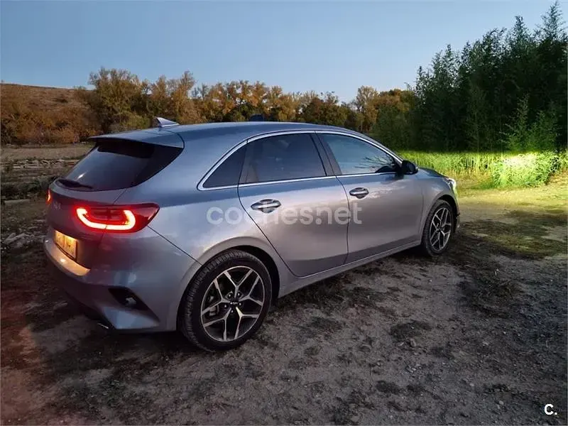 Usado Kia Ceed 136 CV (100 kW) 2024 Gris / plata Utilitario