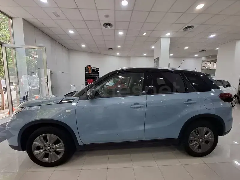 Usado Suzuki Vitara 110 CV (80 kW) 2025 Gris / plata SUV