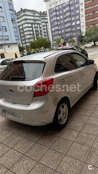 Usado Ford Ka Plus Ultimate 85 CV (62 kW) 2017 Gris / plata Utilitario