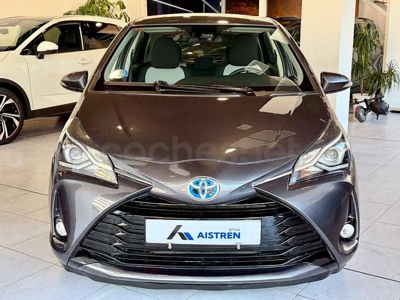 Usado Toyota Yaris Hybrid Advance 100 CV (73 kW) 2018 Gris / plata Berlina