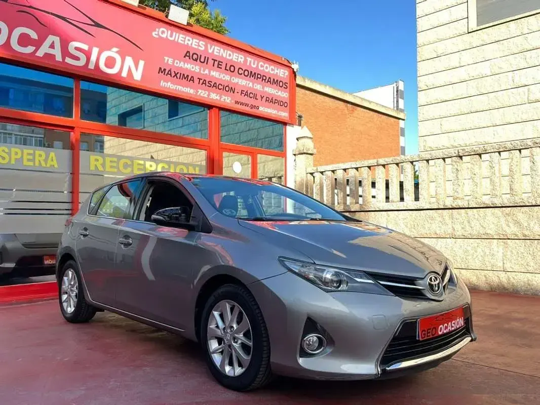 Usado Toyota Auris Active 90 CV (66 kW) 2014 Gris Utilitario
