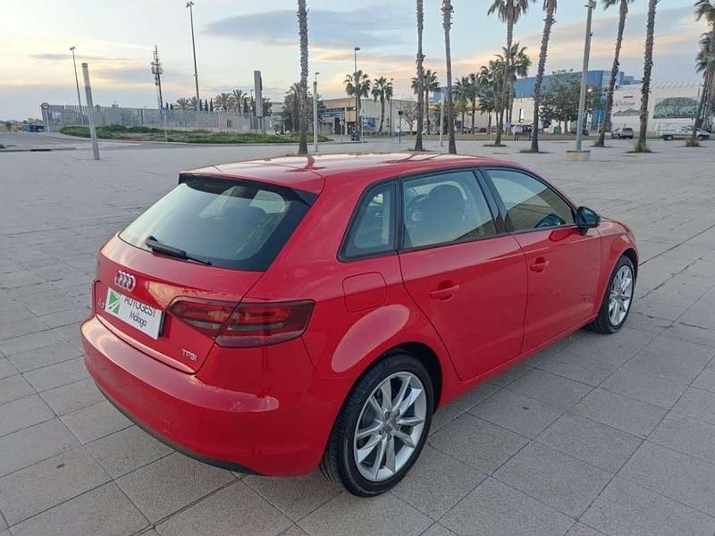 Usado Audi A3 Sportback Attraction 122 CV (89 kW) 2013 Rojo Utilitario