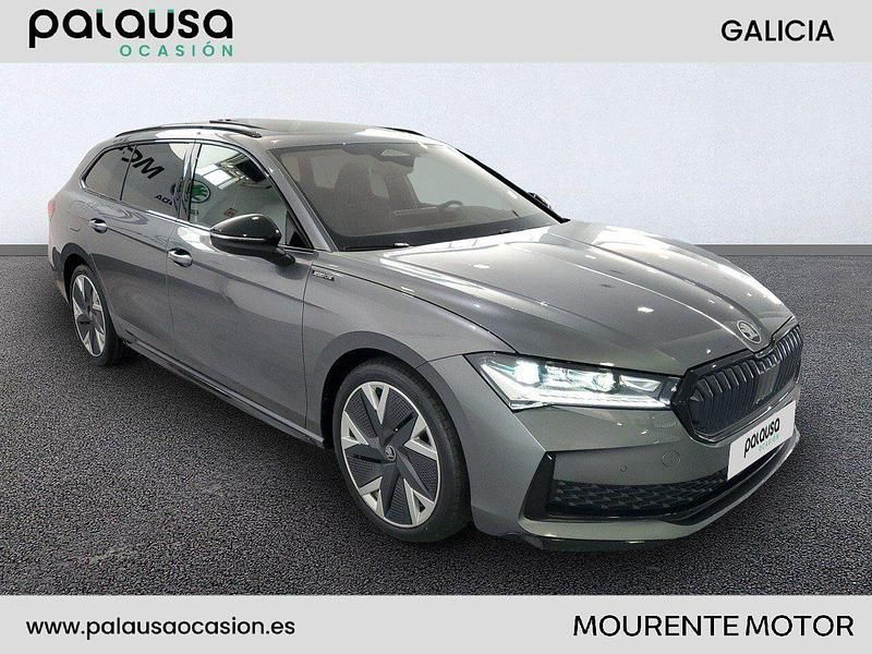 Usado Skoda Superb SportLine 150 CV (110 kW) 2025 Gris / plata Familiar