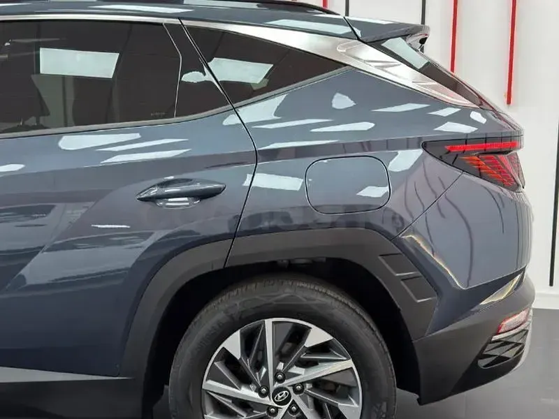 Usado Hyundai Tucson Style 136 CV (100 kW) 2021 Gris / plata SUV