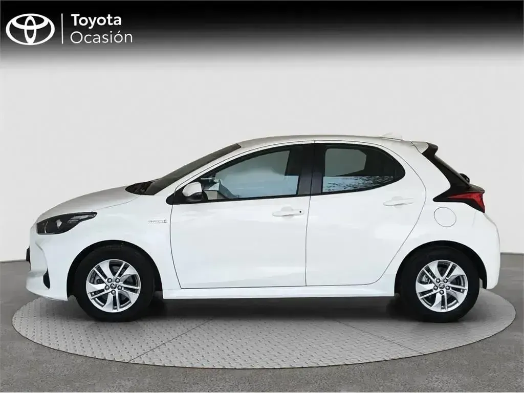 Usado Toyota Yaris Hybrid Active 116 CV (85 kW) 2021 Blanco Monovolumen