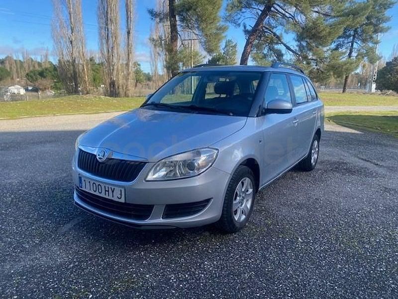 Usado Skoda Fabia Style 90 CV (66 kW) 2014 Gris / plata Familiar