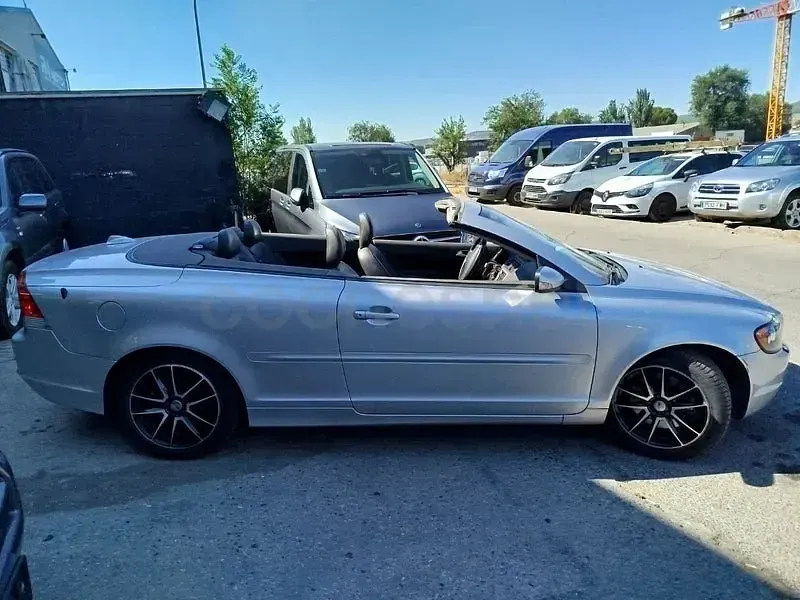 Usado Volvo C70 Momentum 136 CV (100 kW) 2007 Gris / plata Descapotable