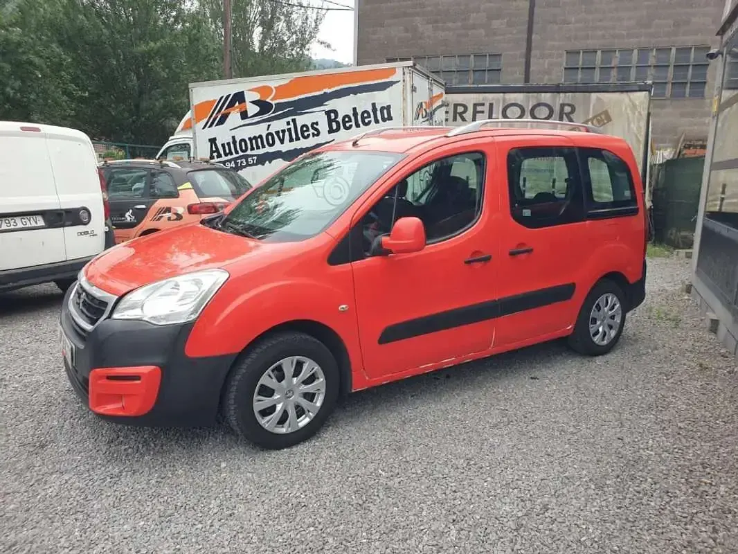 Usado Peugeot TePee Access 75 CV (55 kW) 2017 Rojo Van