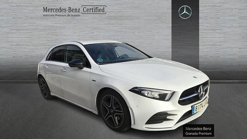 Usado Mercedes A180 AMG line 116 CV (85 kW) 2021 Blanco Berlina