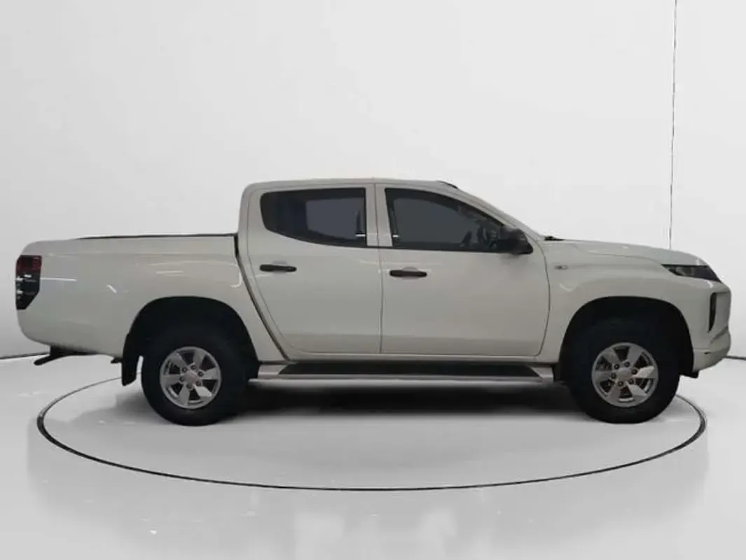 Usado Mitsubishi L200 150 CV (110 kW) 2021 Blanco Pickup/Camioneta
