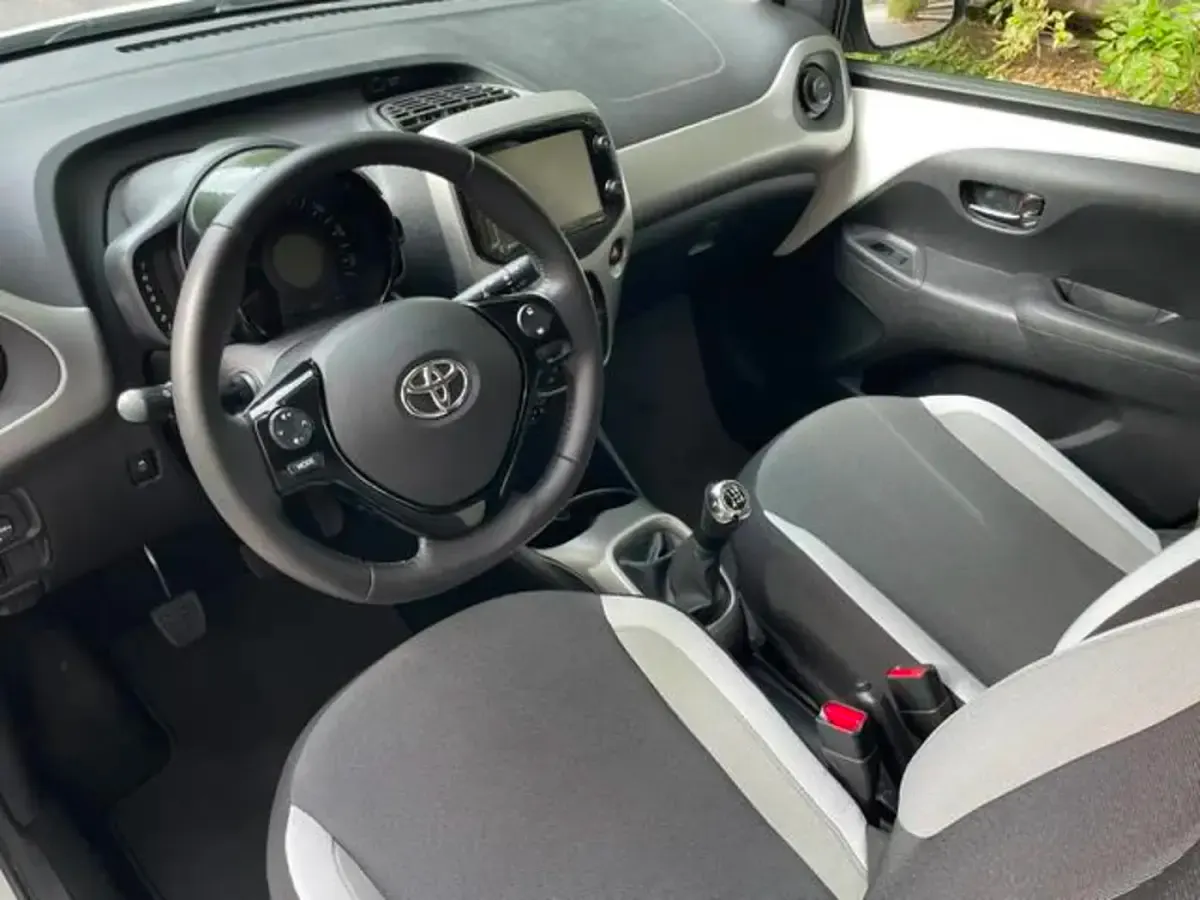 Usado Toyota Aygo X-cite 69 CV (50 kW) 2016 Blanco Utilitario