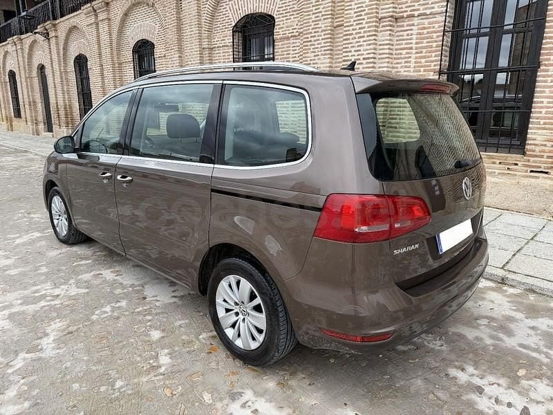 Usado VW Sharan Advance 140 CV (102 kW) 2013 Marrón Monovolumen