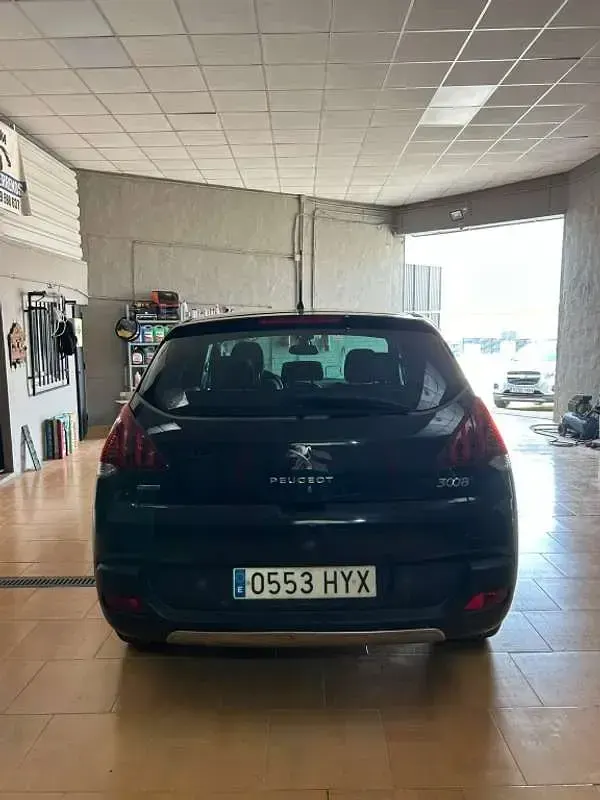 Usado Peugeot 3008 Style 120 CV (88 kW) 2014 Negro Familiar