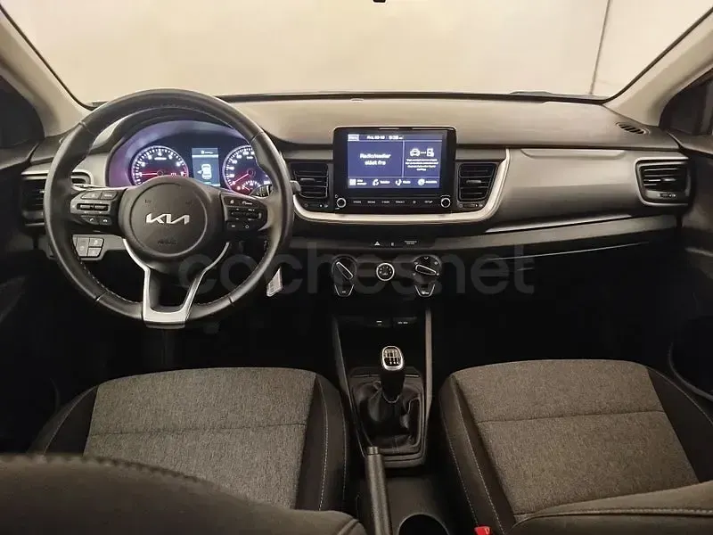 Usado Kia Stonic 100 CV (73 kW) 2024 Gris / plata SUV