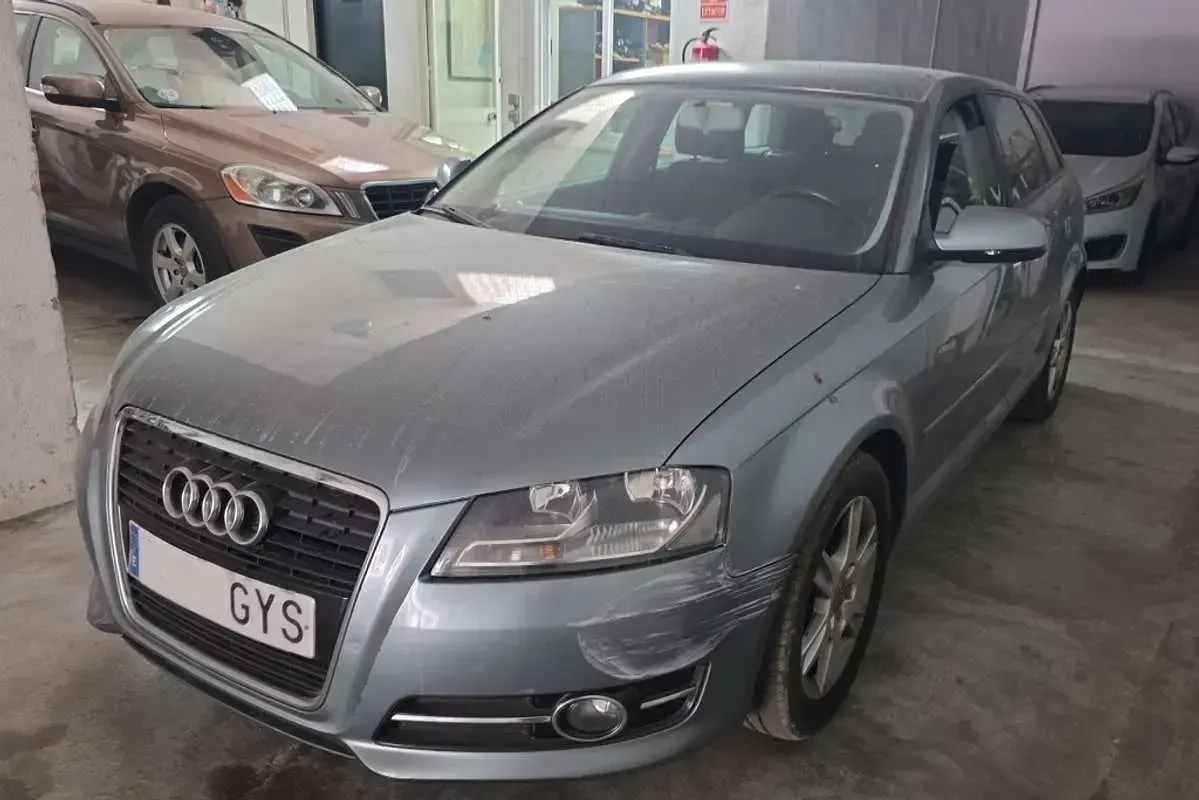 Usado Audi A3 Sportback Attraction 105 CV (77 kW) 2010 Gris Utilitario