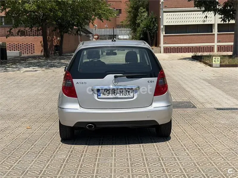 Usado Mercedes A180 Avantgarde 109 CV (80 kW) 2012 Gris / plata Utilitario