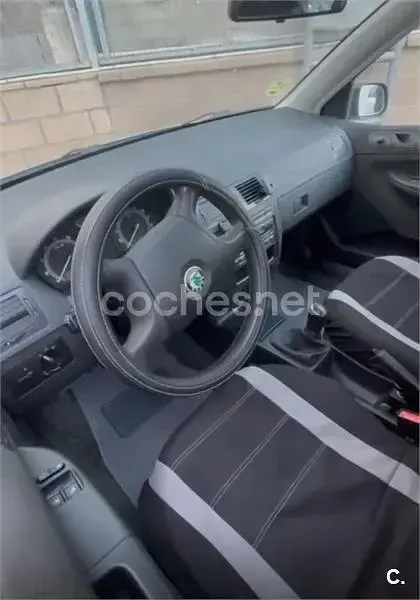 Usado Skoda Fabia 64 CV (47 kW) 2005 Azul Berlina