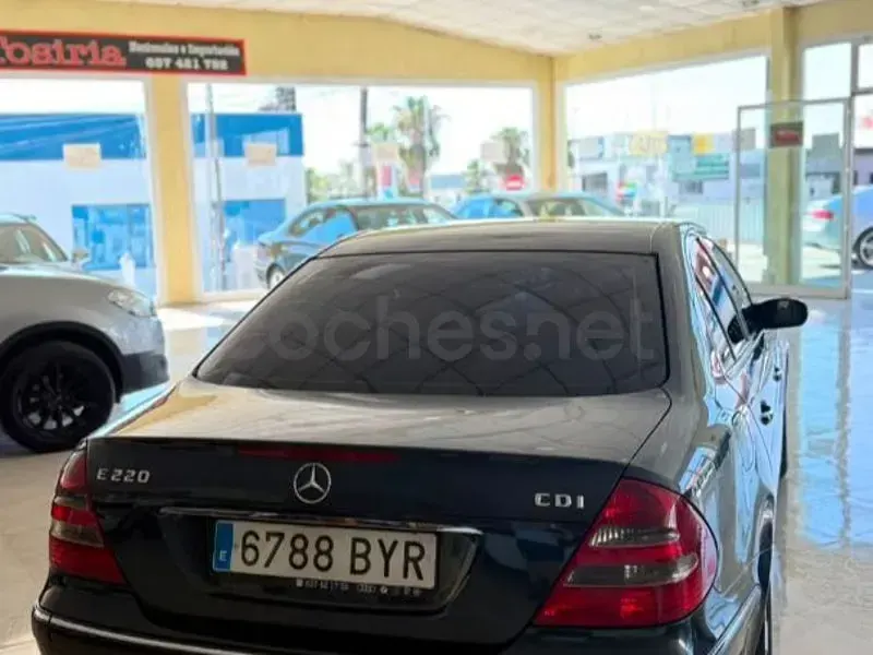 Usado Mercedes E220 Elegance 150 CV (110 kW) 2002 Negro Berlina