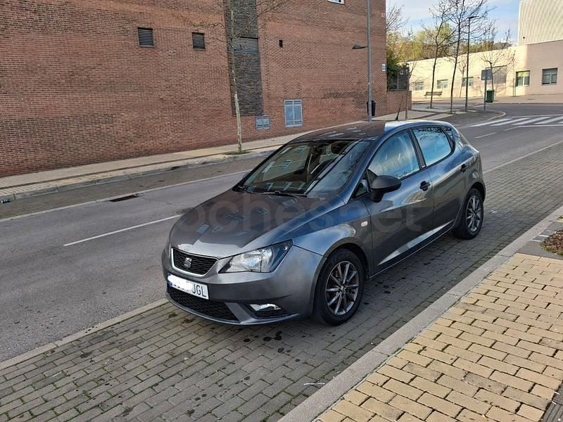 Usado Seat Ibiza I-Tech 70 CV (51 kW) 2015 Gris / plata Berlina