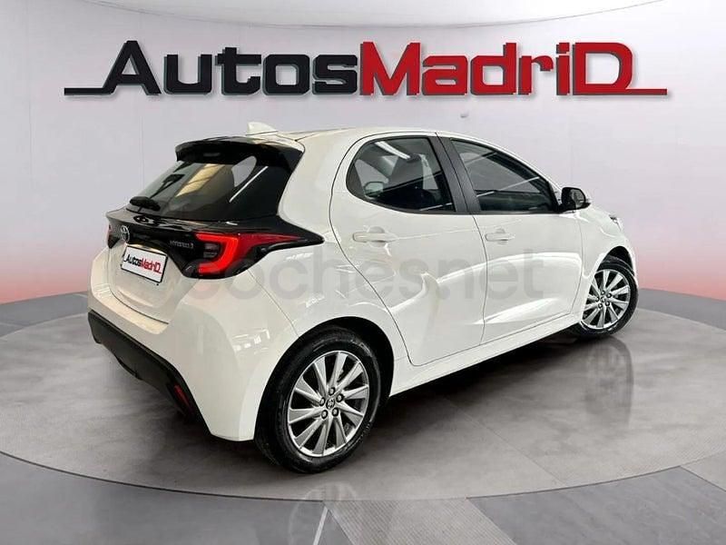 Usado Toyota Yaris Hybrid Active 116 CV (85 kW) 2022 Blanco Berlina