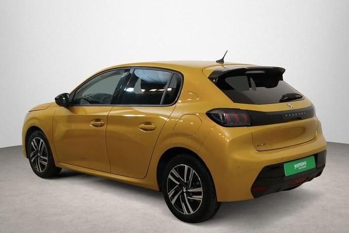 Usado Peugeot 208 Allure 100 CV (73 kW) 2023 Amarillo Utilitario