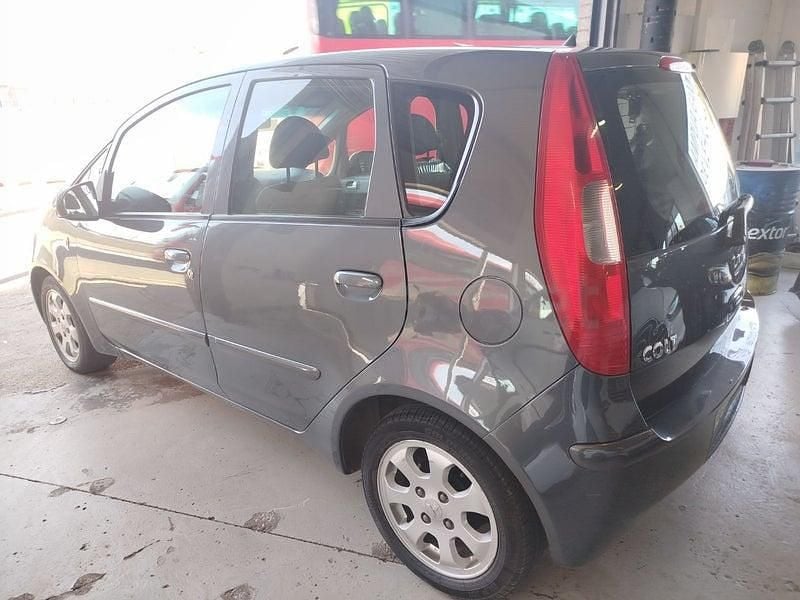 Usado Mitsubishi Colt Invite 95 CV (69 kW) 2006 Gris / plata Monovolumen