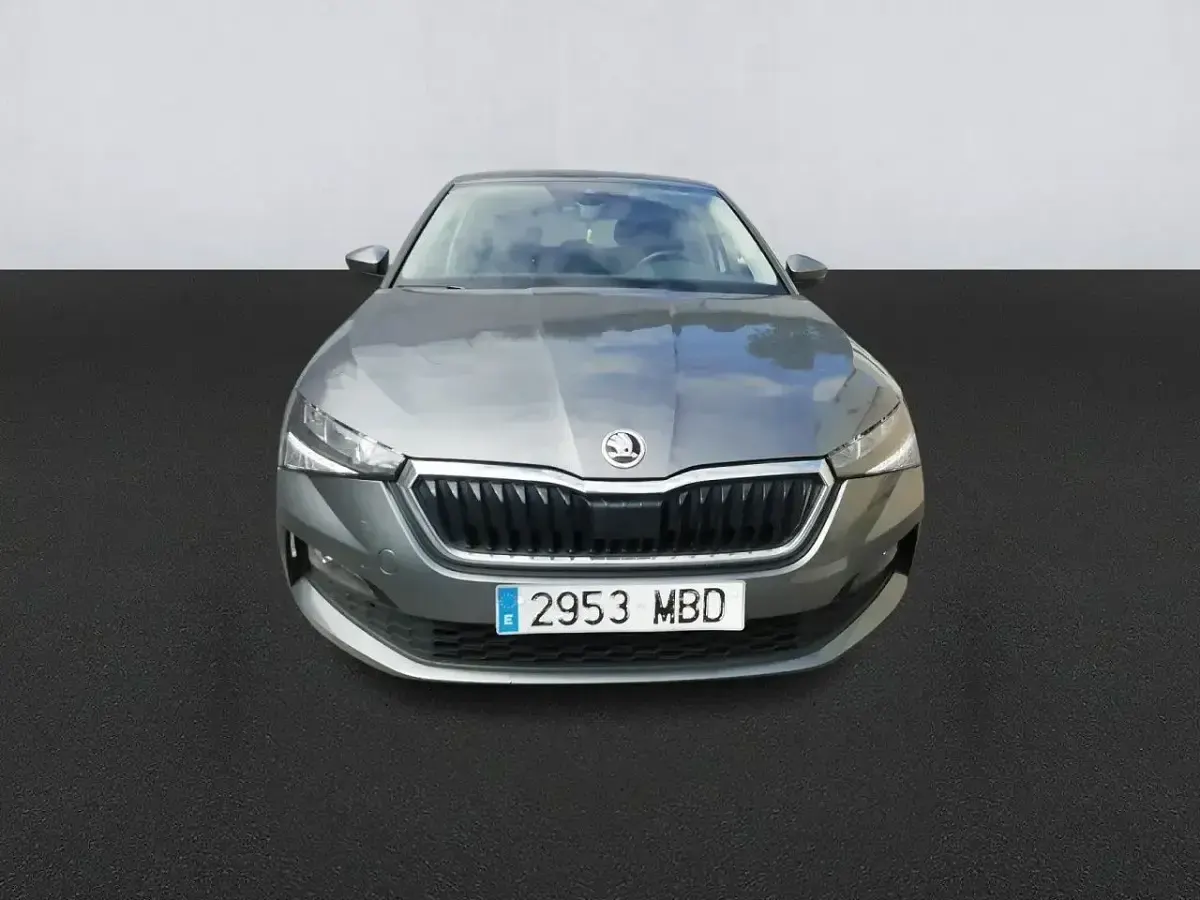 Usado Skoda Scala Ambition 95 CV (69 kW) 2022 Gris Utilitario