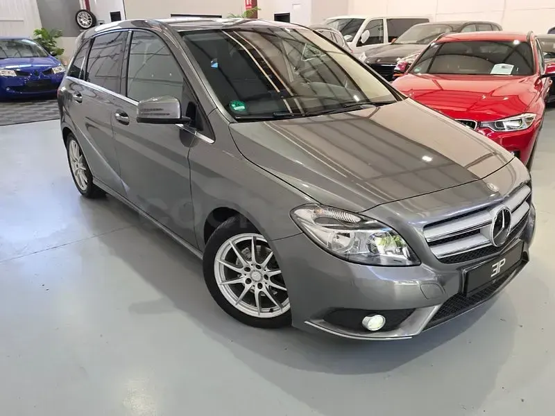Usado Mercedes B180 122 CV (89 kW) 2013 Gris Monovolumen