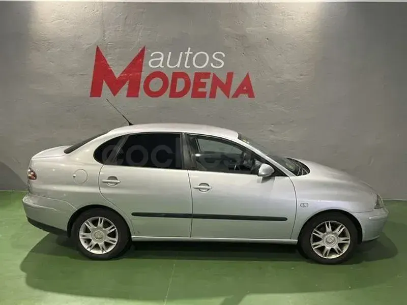Usado Seat Cordoba Stylance 75 CV (55 kW) 2004 Gris / plata Berlina