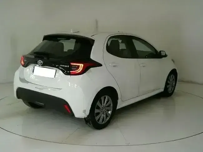 Usado Toyota Yaris Active 116 CV (85 kW) 2022 Blanco Utilitario