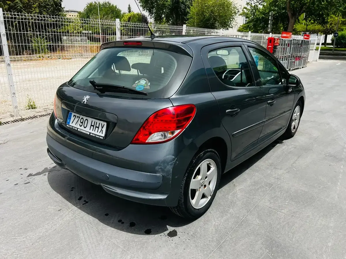 Usado Peugeot 207 Active 92 CV (67 kW) 2012 Gris Utilitario