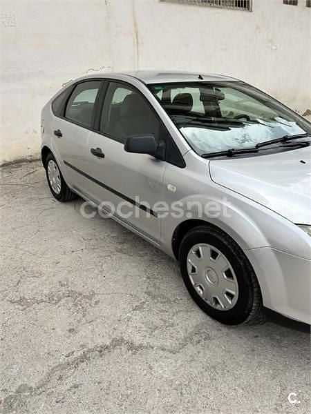 Gris / plata Usado 2005 Ford Focus Trend Berlina | 2800 € (Precio justo) - Imagen 1/4