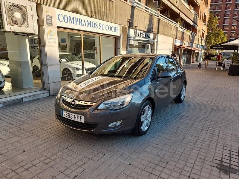 Gris / plata Usado 2013 Opel Astra Selective Berlina | 6990 € (Precio justo) - Imagen 1/4