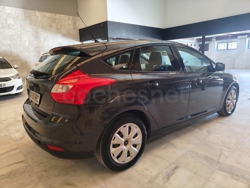 Usado Ford Focus Trend 125 CV (91 kW) 2014 Gris / plata Berlina