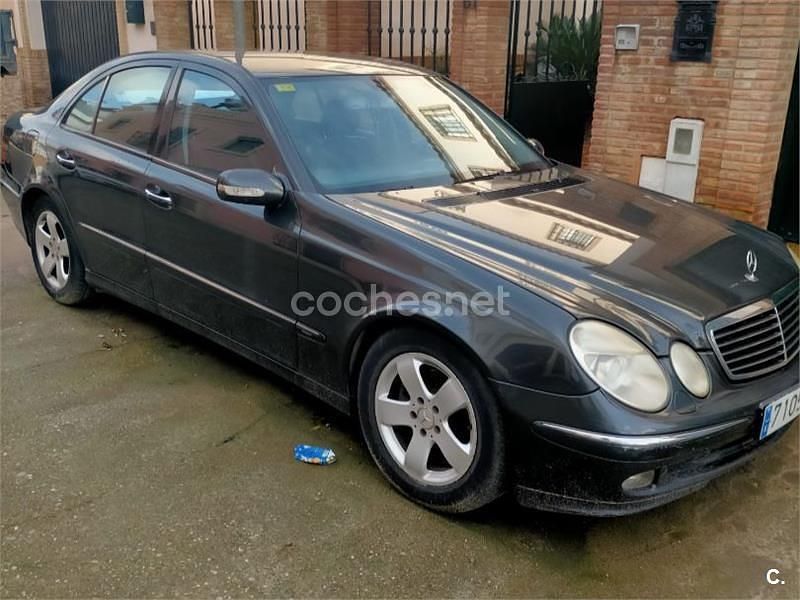 Usado Mercedes E270 Classic 170 CV (125 kW) 2003 Negro Berlina