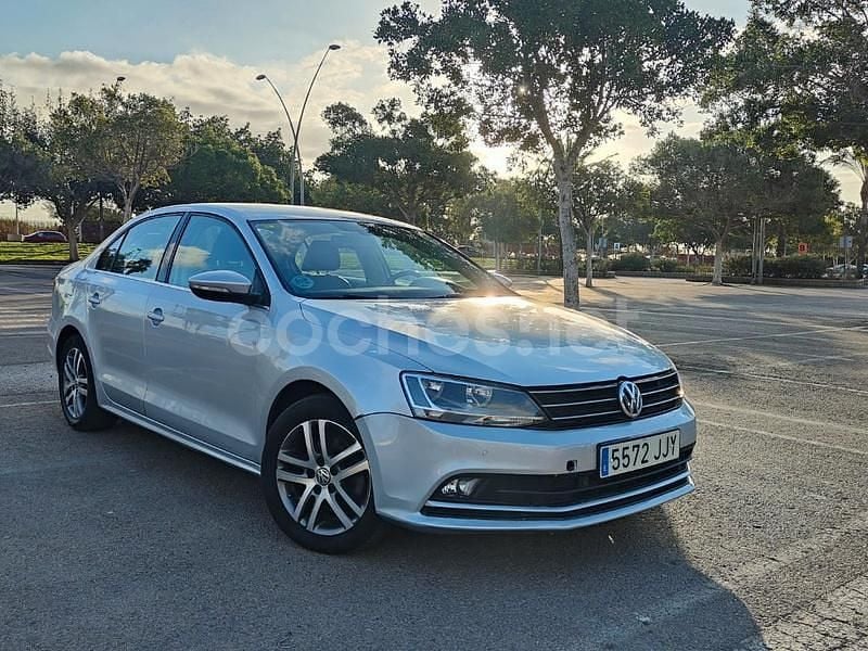 Gris / plata Usado 2015 VW Jetta Sportline Berlina | 10.800 € (Precio justo) - Imagen 1/4
