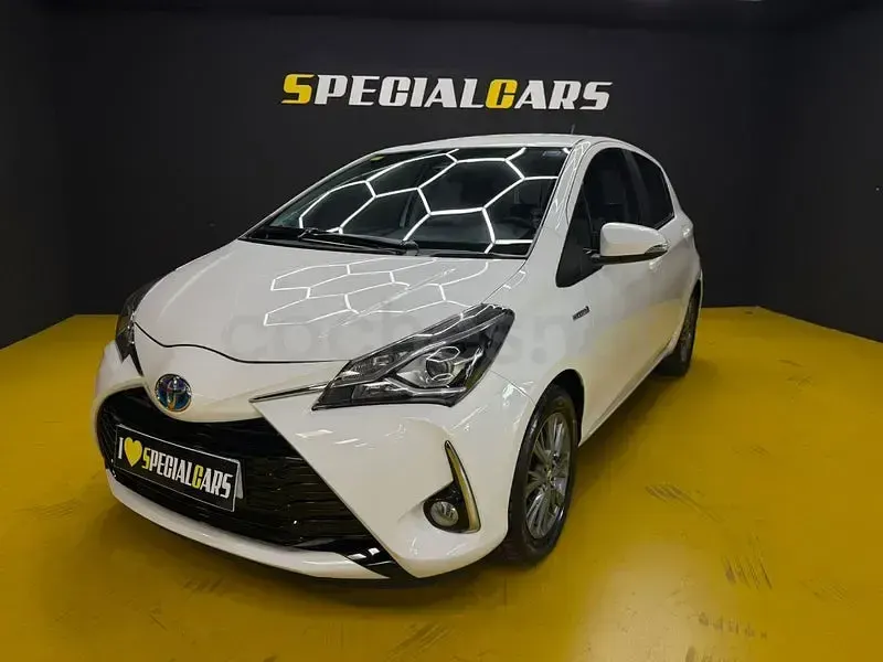Usado Toyota Yaris Hybrid Active 100 CV (73 kW) 2018 Blanco Berlina