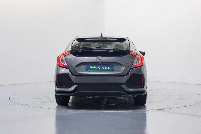 Usado Honda Civic Elegance 129 CV (94 kW) 2019 Gris / plata Berlina