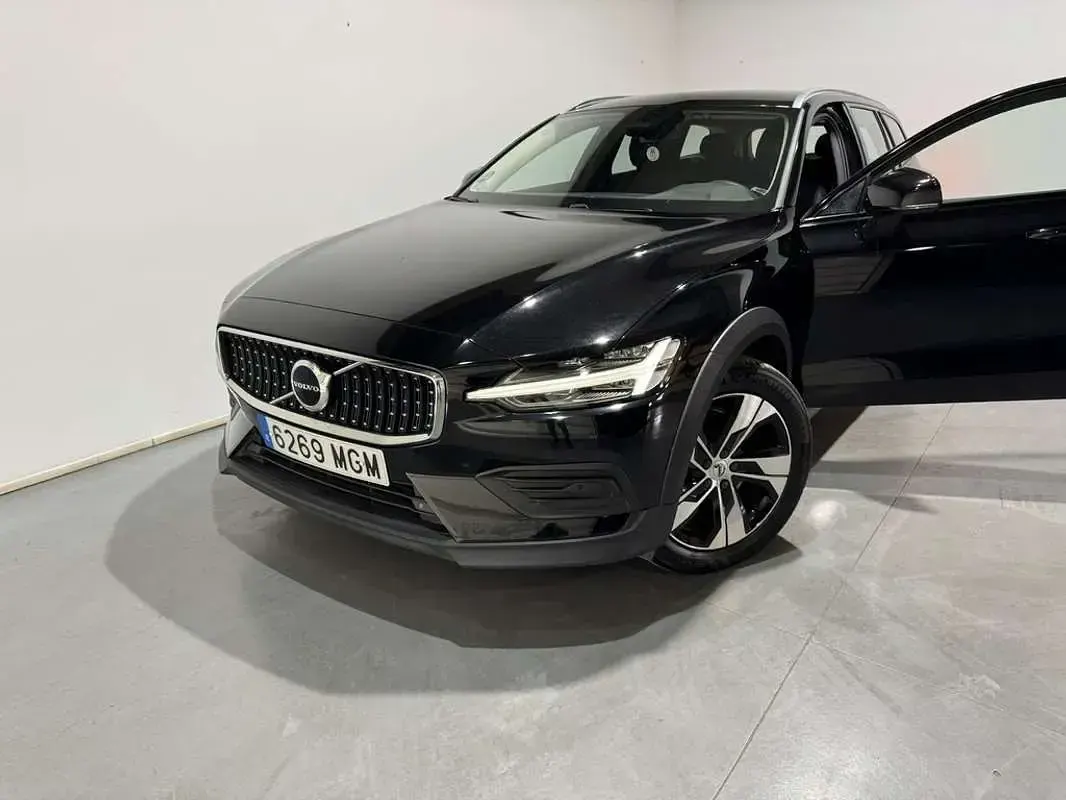 Usado Volvo V60 CC Core 197 CV (144 kW) 2023 Negro Familiar