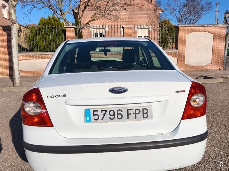 Usado Ford Focus Trend 90 CV (66 kW) 2007 Blanco Berlina