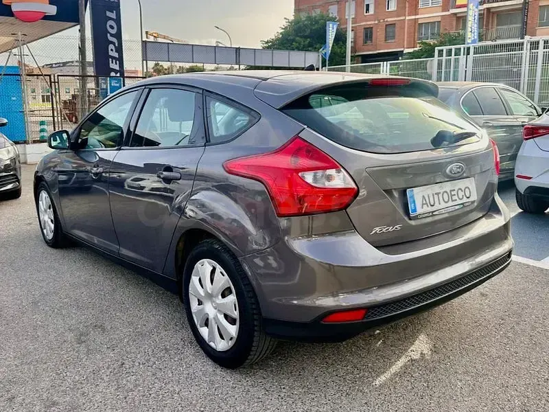 Usado Ford Focus Trend 115 CV (84 kW) 2011 Marrón Berlina