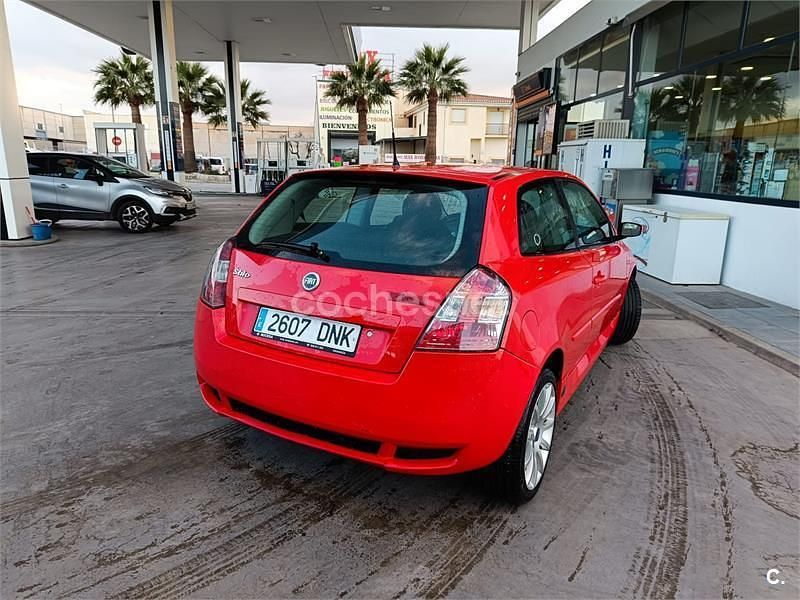 Usado Fiat Stilo 140 CV (102 kW) 2005 Rojo Berlina