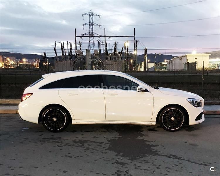 Usado Mercedes CLA200 Shooting Brake AMG line 156 CV (114 kW) 2016 Blanco Familiar