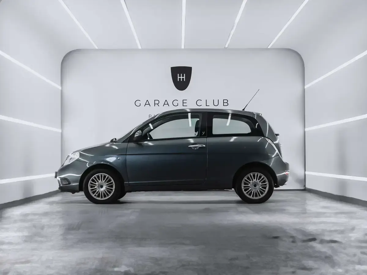 Usado Lancia Ypsilon 90 CV (66 kW) 2011 Azul Utilitario