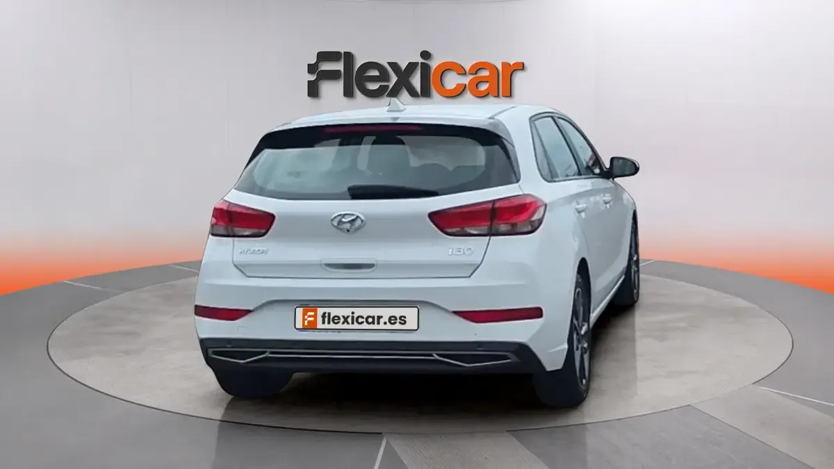 Usado Hyundai i30 110 CV (80 kW) 2021 Blanco Berlina