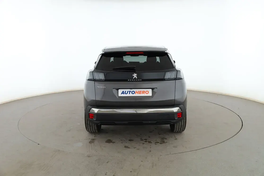 Usado Peugeot 3008 Allure 136 CV (100 kW) 2024 Gris SUV